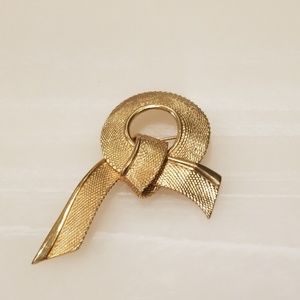 3 for $20! 🤩 Vintage Napier goldtone knot brooch